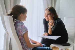 Child therapist in Miami providing emotional support for children in crisis