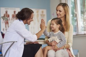 psicóloga infantil en Miami ayudando a niña