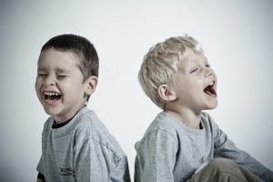 Terapeuta infantil en Miami ayudando a mejorar la autoestima de un niño.