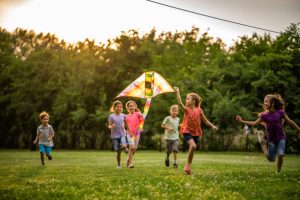 Interacción de los niños y la primavera