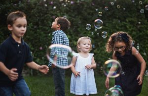 Interacción de los niños y la primavera