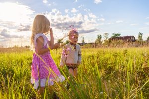 Interacción de los niños y la primavera