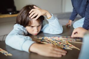 Psicóloga infantil ayudando a un niño en Miami con su bienestar emocional