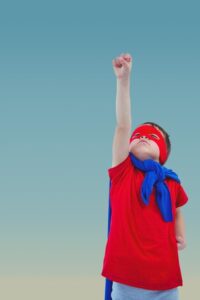 Psicóloga infantil en Miami ayudando a un niño a gestionar sus emociones