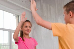 Terapeuta infantil en Miami brindando apoyo emocional a niños
