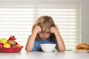 Sesión de psicóloga infantil ayudando a niños a gestionar sus emociones