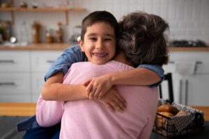 Niño recibiendo terapia infantil estrategias para el bienestar emocional