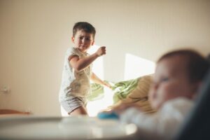 psicóloga infantil guiando a un niño en el desarrollo emocional saludable