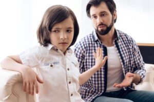Psicóloga especializada en Psicoterapia Infantil en Miami ayudando a un niño
