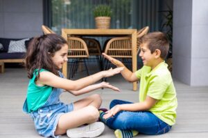 sesión de psicoterapia infantil en Miami ayudando a niños a regular emociones