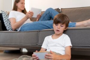 Psicóloga especializada en terapia infantil en Miami ayudando a un niño
