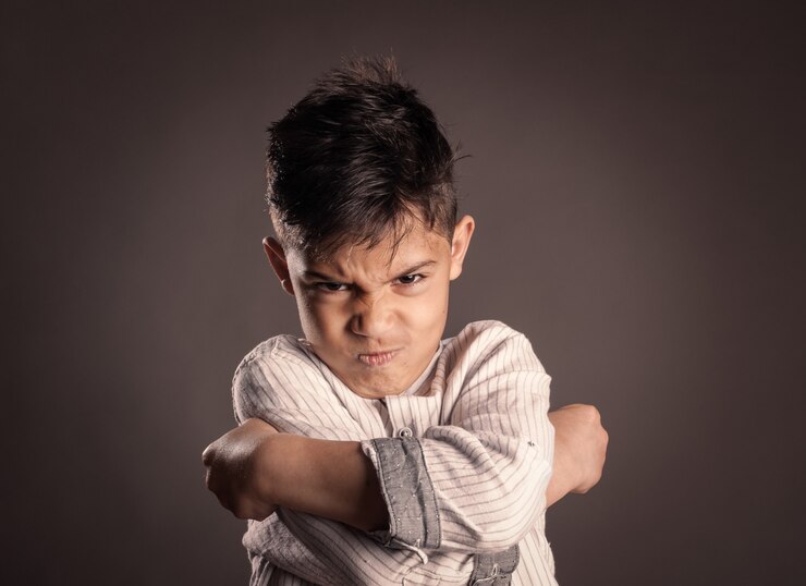 Niño pequeño expresando sus emociones durante una rabieta controlada