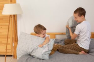 Cómo manejar las peleas entre hermanos: Psicóloga Infantil
