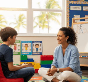 Psicóloga infantil en Miami apoyando en conducta escolar