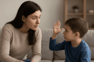 madre acompañando con cariño a su hijo durante la terapia para el TDAH infantil