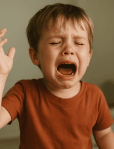 Niño aprendiendo a controlar su conducta con apoyo emocional