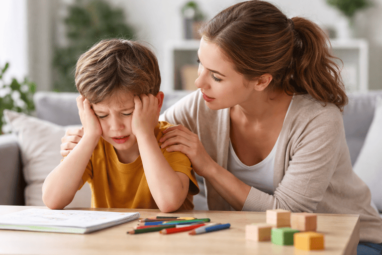 Niño frustrado acompañado por su madre fortaleciendo el vínculo emocional